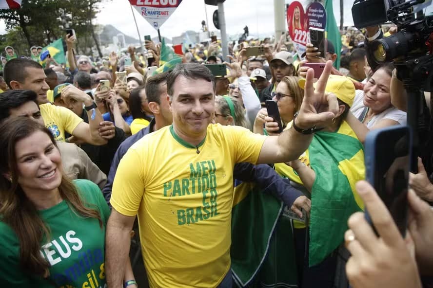 Em Copacabana, Flávio Bolsonaro lança candidatura à Presidência com homenagens ao pai