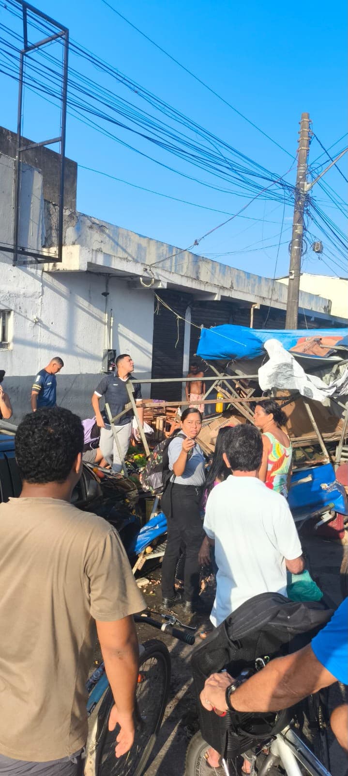 Vídeo: Carro atinge barracas e feirantes em Belém