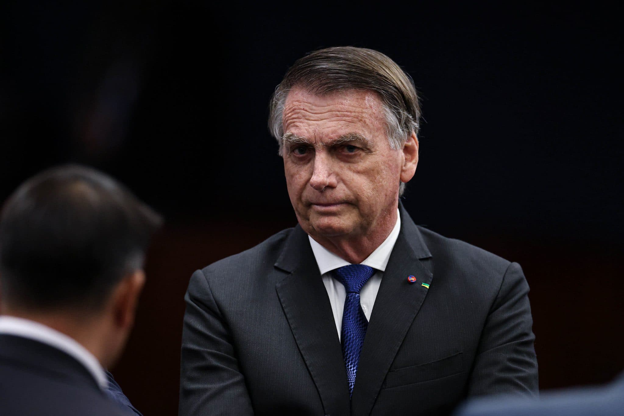 Moraes autoriza ida de Bolsonaro a dentista, mas veta atendimento por mulher de Flávio