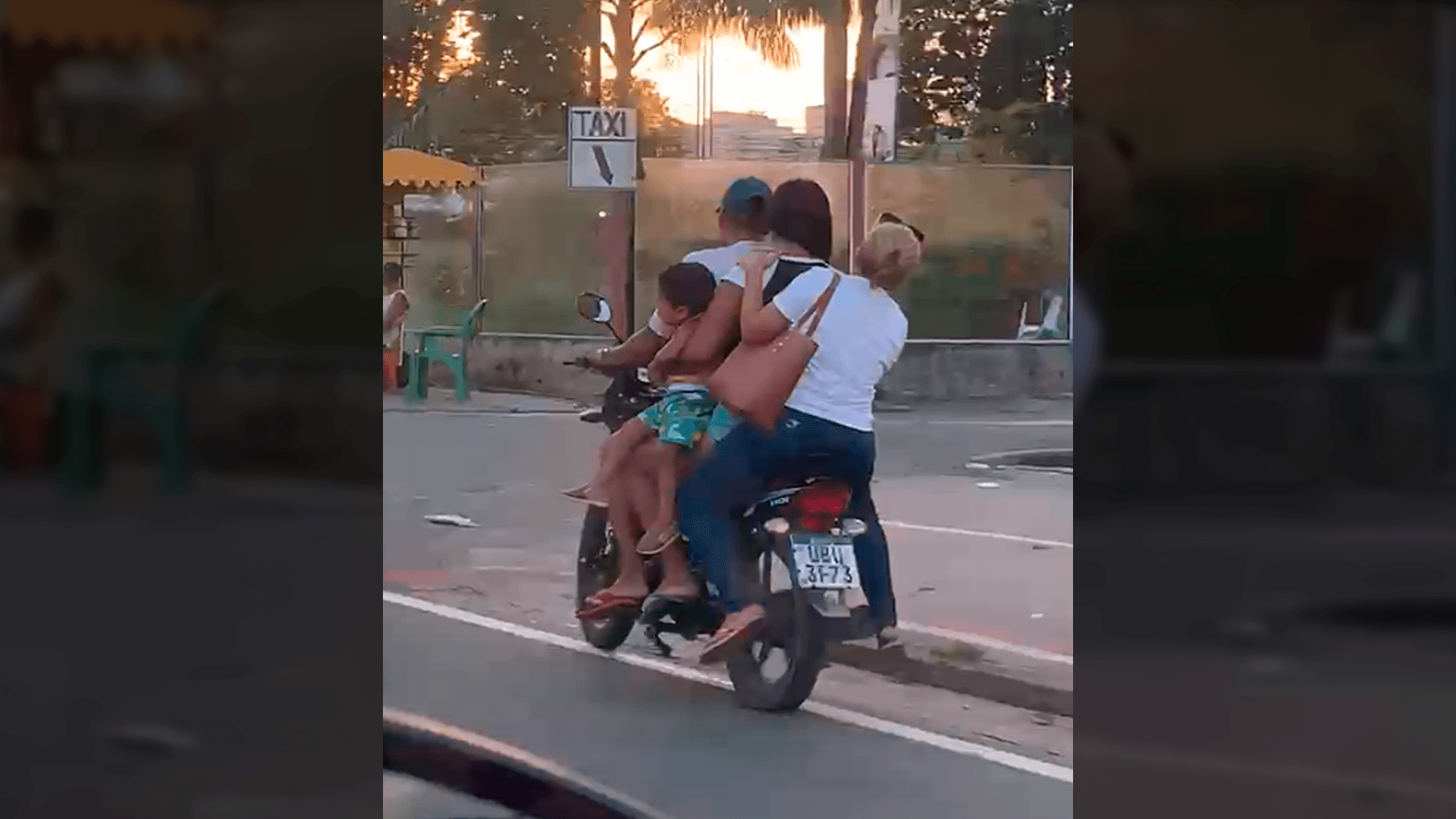 Motorista flagra quatro pessoas em uma motocicleta sem capacete na BR-316, em Ananindeua