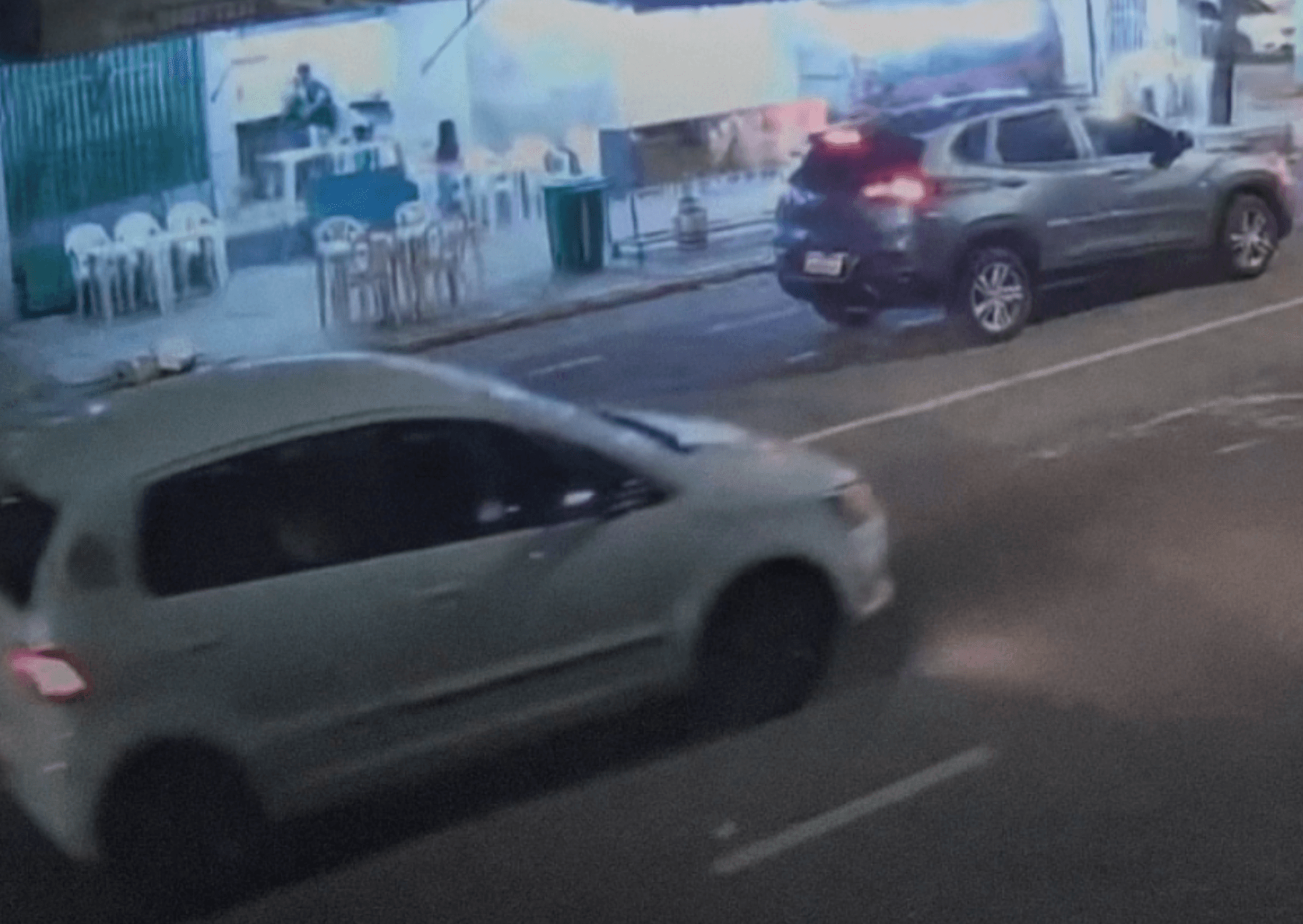 Dupla em moto assalta carrinho de lanche e derruba funcionária