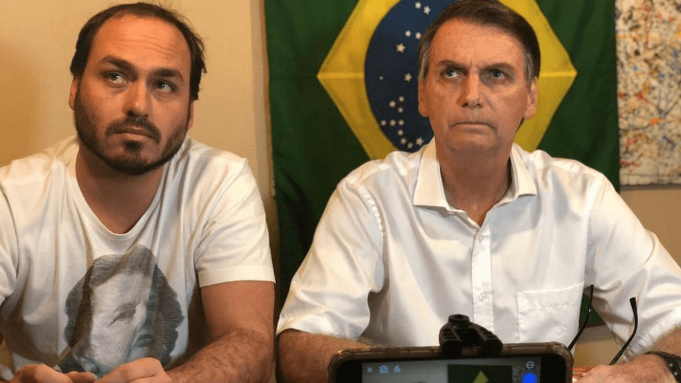 Após aval de Moraes, Carlos relata visita a Jair Bolsonaro: 'Choro de emoção'