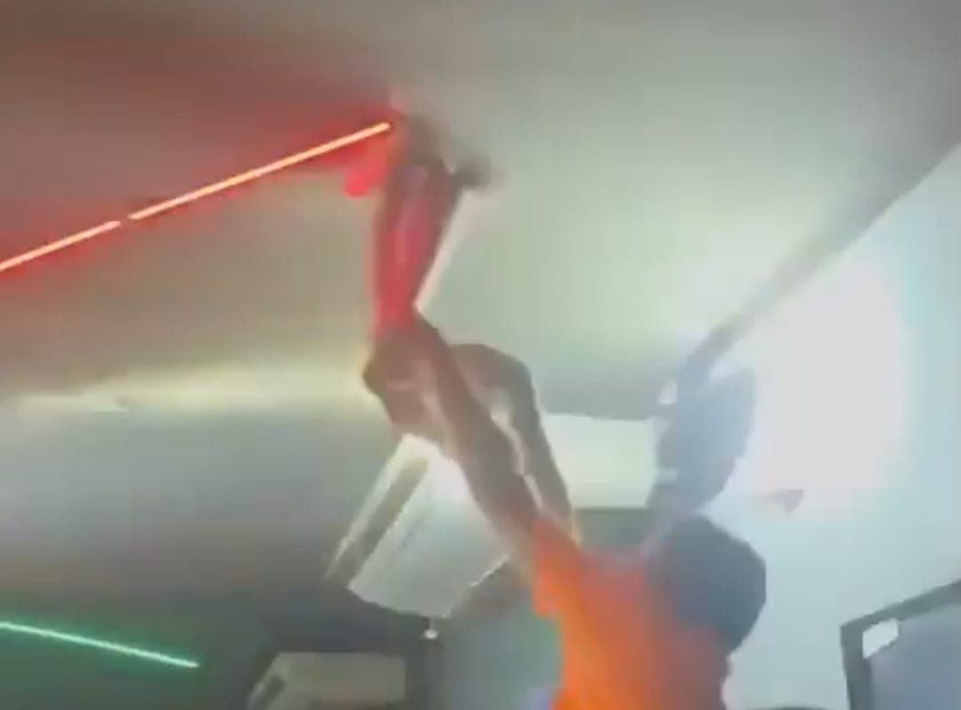 VÍDEO: Teto cede e homem cai em pista de dança ao tentar invadir festa sem pagar em Moju