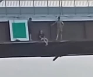 Jovens se arriscam em estrutura da nova Ponte de Outeiro