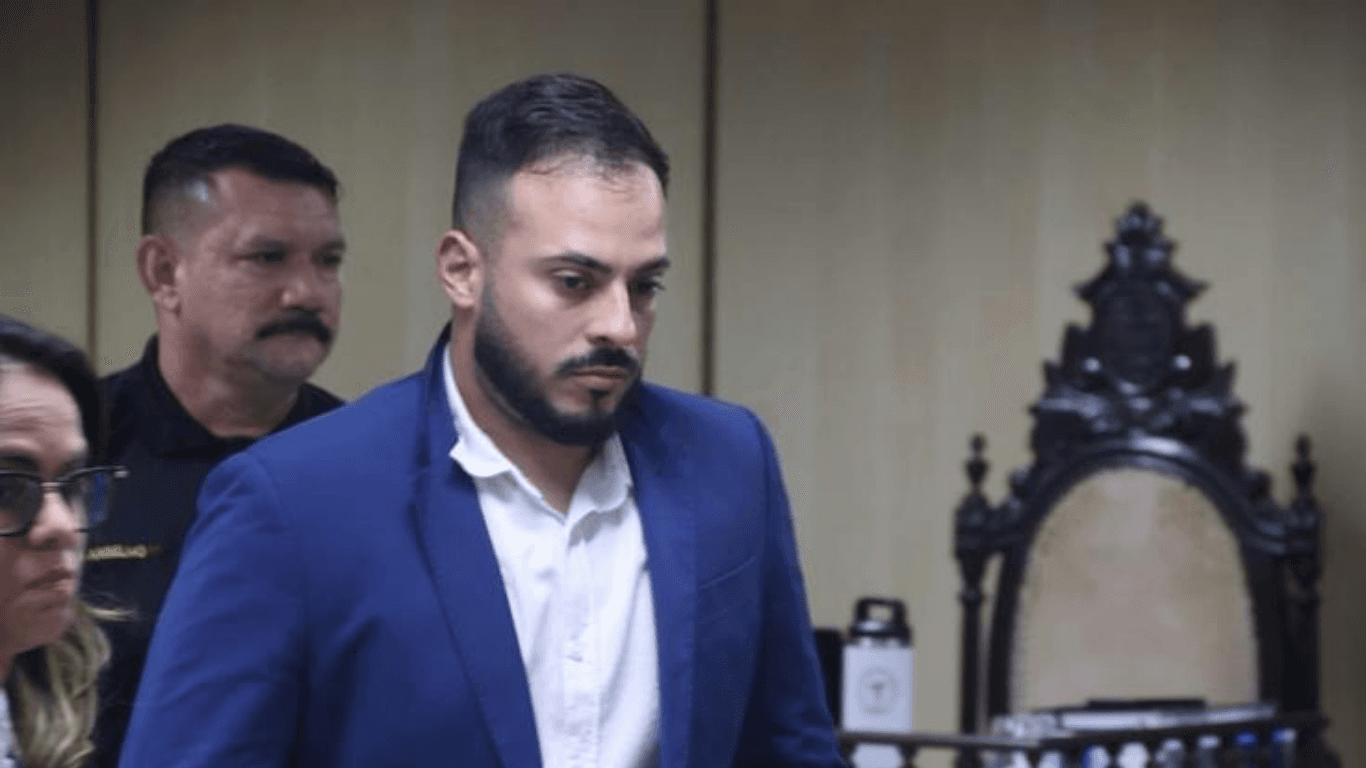 Júri absolve Lucas Magalhães pela morte de Yasmin Macêdo; réu é condenado por porte e disparo de arma