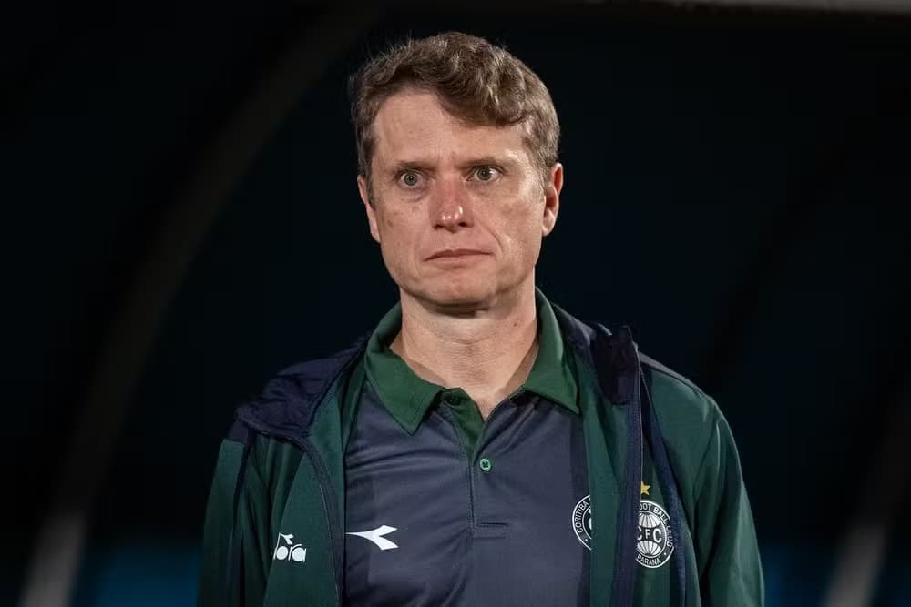 Técnico do Coritiba cumpre suspensão e desfalca time contra o Remo em Belém