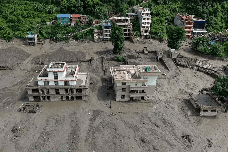 Inundações deixam mortos e centenas de desaparecidos no Nepal, enquanto deslizamento provoca 'numerosas' vítimas no Tibete chinês