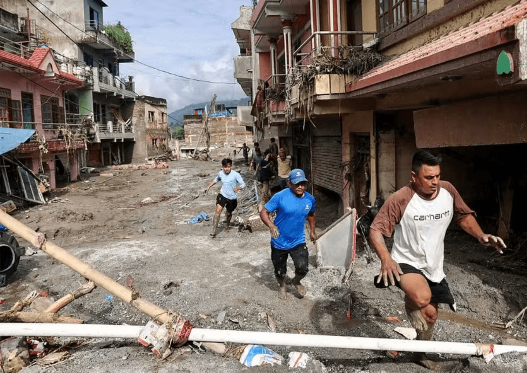 Número de mortos após enchentes e deslizamentos entre Nepal e Tibete passa de 359; cerca de 1,3 mil seguem desaparecidos