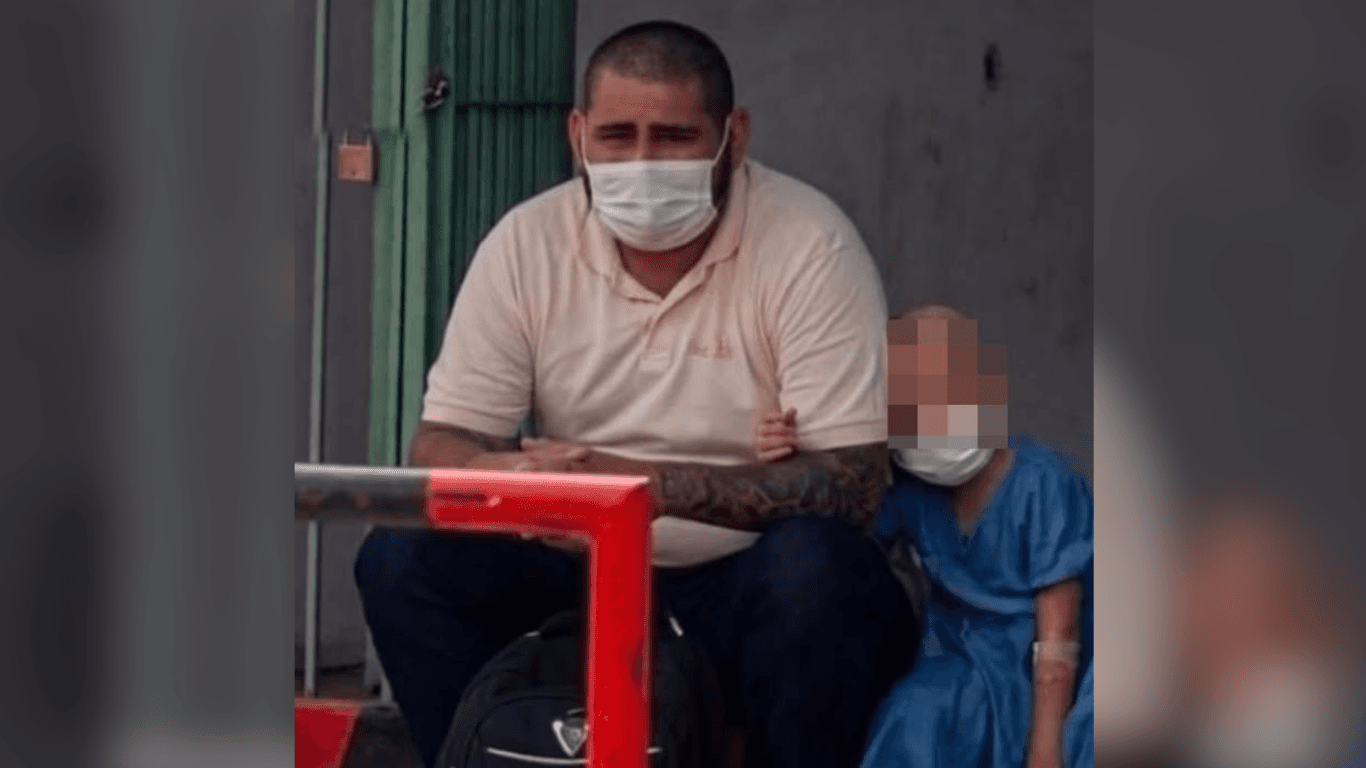 Pai viúvo emociona ao aparecer em foto lutando pela vida da filha com câncer; saiba como ajudar