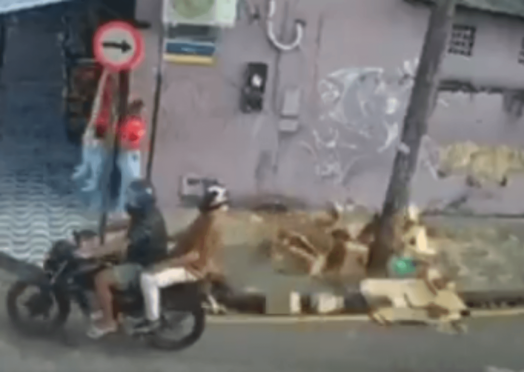 Câmeras flagram momento em que dupla assalta loja em Ananindeua