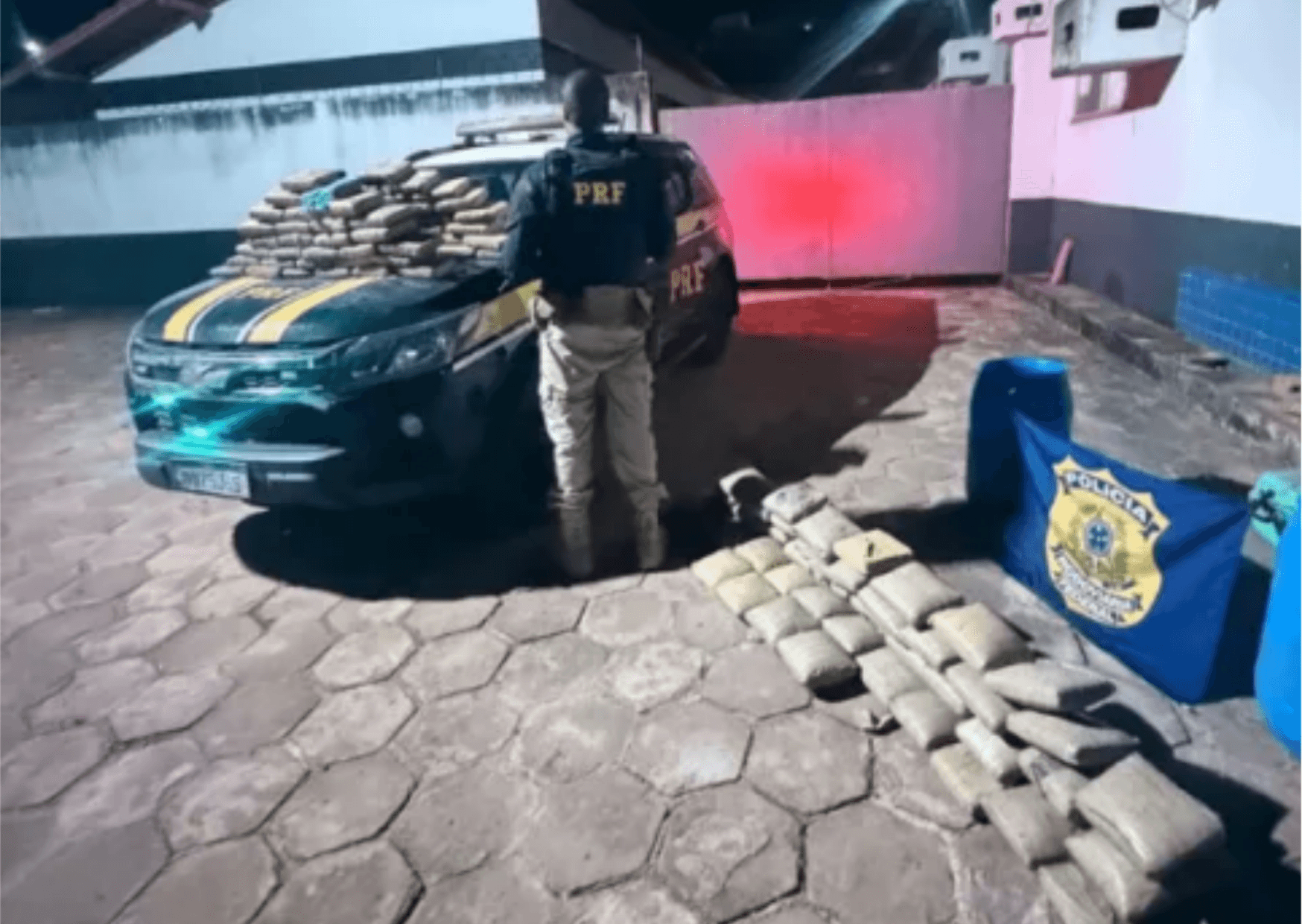 Mais de 135 kg de skunk são encontrados em caminhonete na BR-230