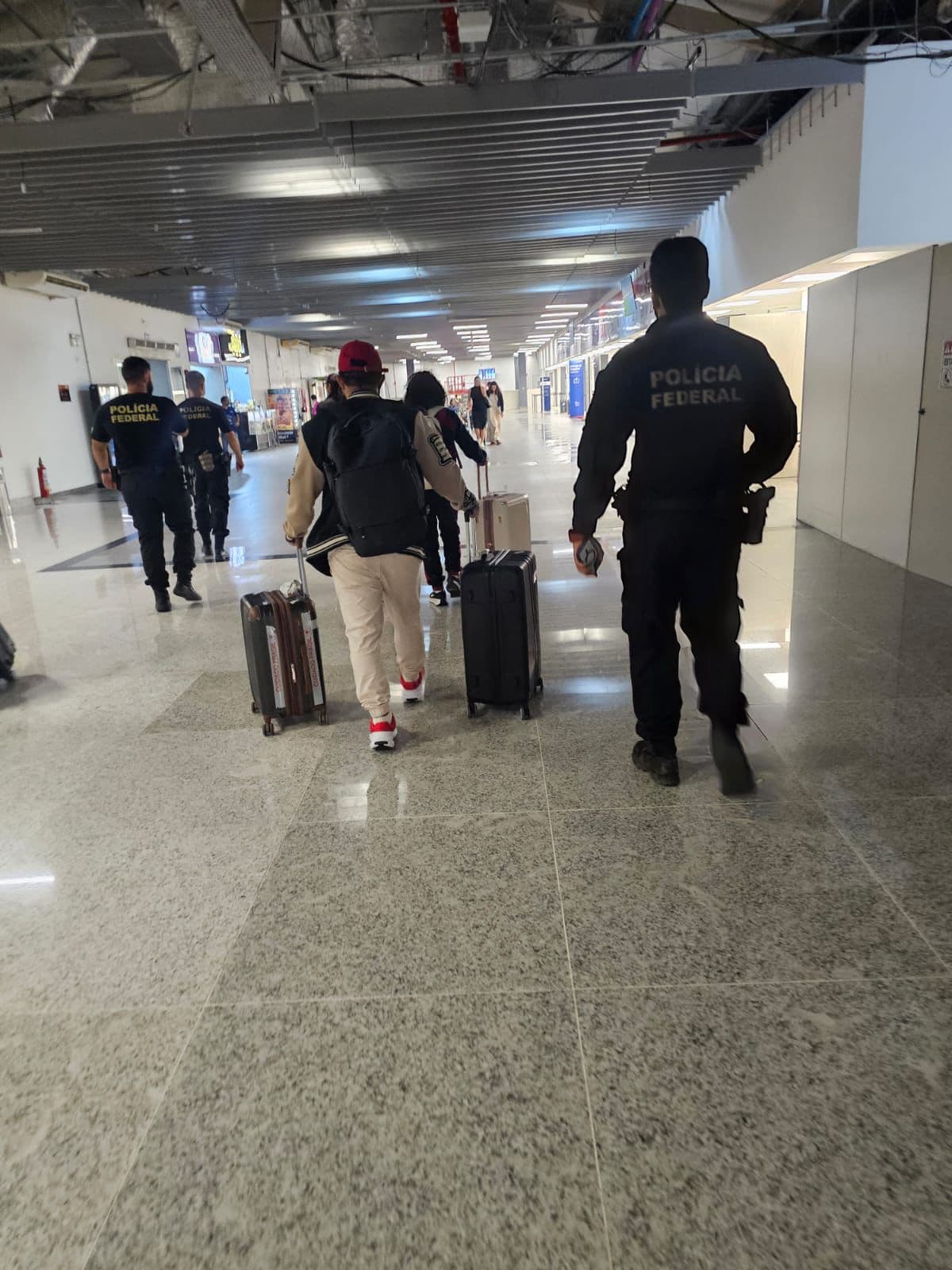 PF prende duas pessoas no Aeroporto de Santarém com caneta emagrecedora e frascos escondidos em bagagens