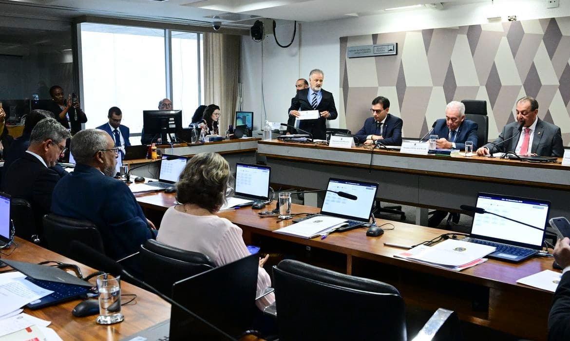 CCJ do Senado aprova PEC que acaba com escala 6x1 e reduz jornada para 40 horas semanais