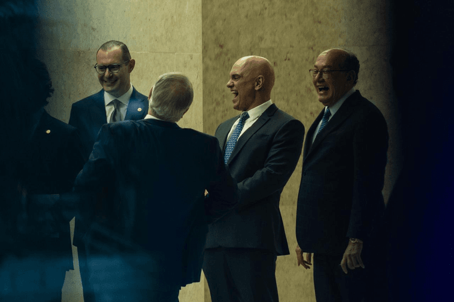 Ministros ignoram crise envolvendo Moraes em primeira sessão após revelação de relatório com mensagens de Vorcaro