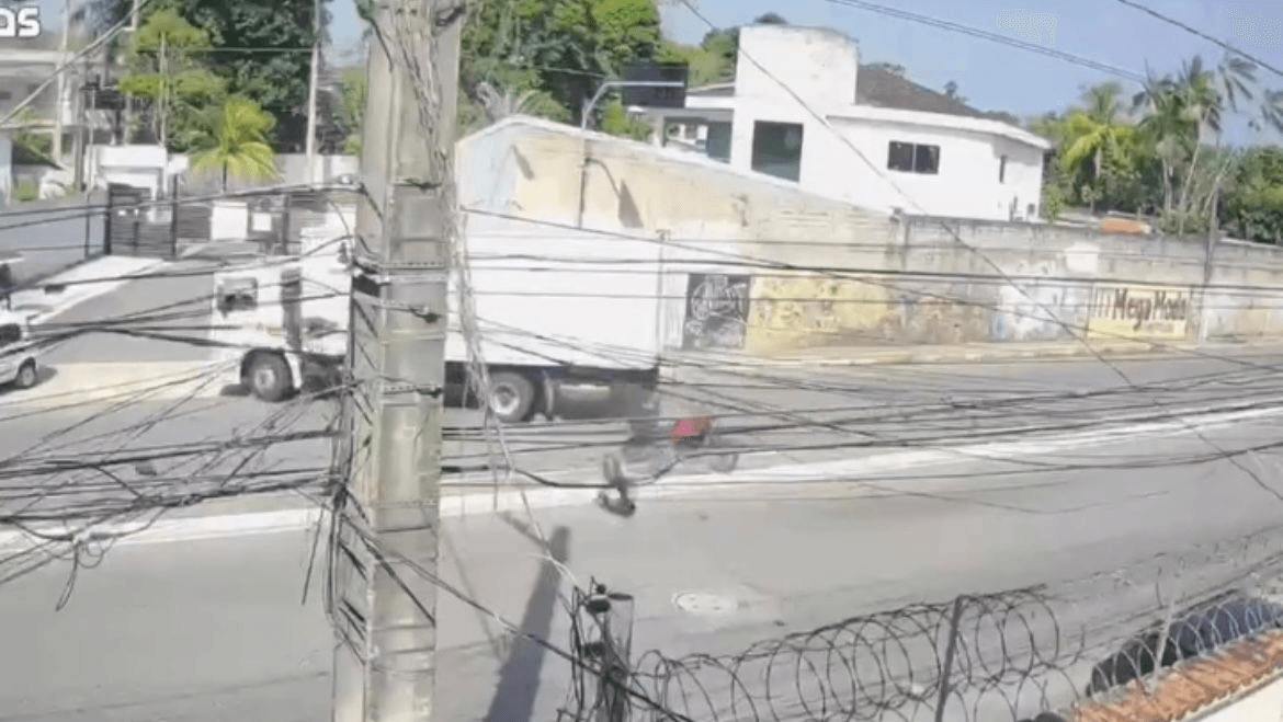 Motociclista colide com caminhão em grave acidente na Av. Perimetral