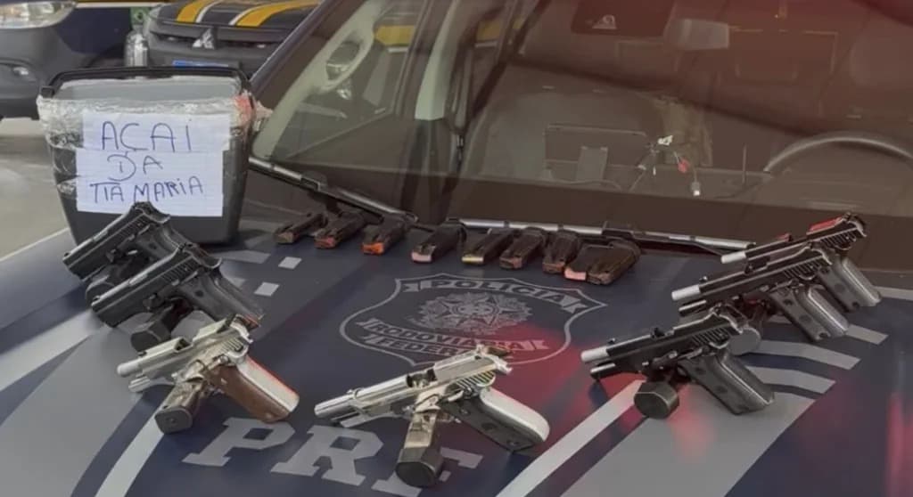 Vídeo: arsenal de armas escondido em caixa de açaí é apreendido pela PRF em Benevides