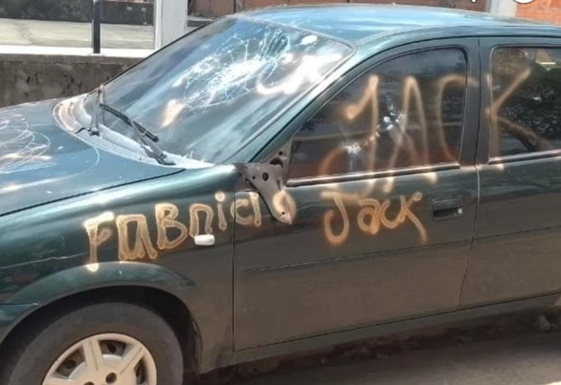 Alunos depredam carro de professor denunciado por importunação sexual no Pará; professor é afastado
