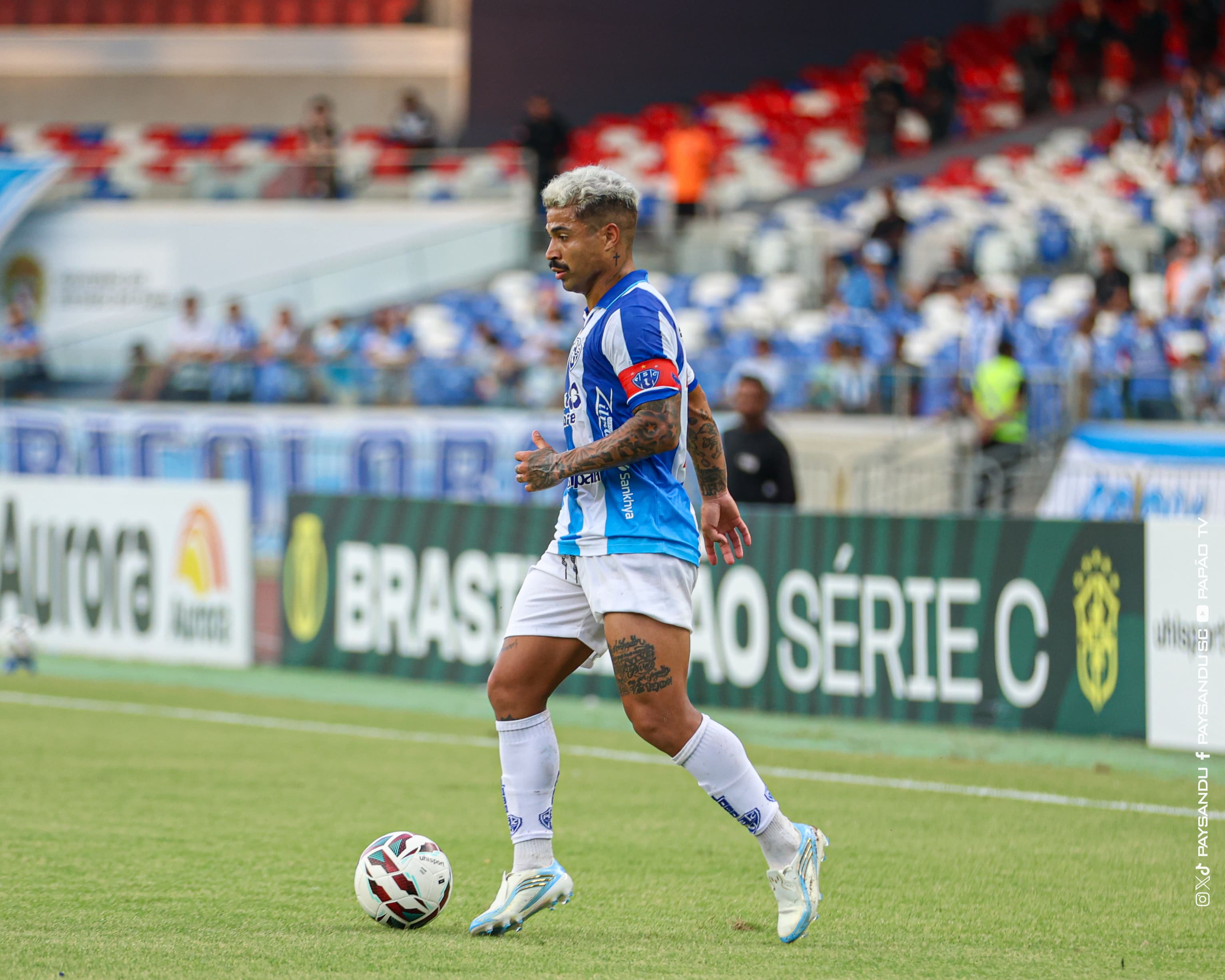 Após  finalização para fora de Juninho, Marcinho lamenta a jogada e cobra eficiência do compannheiro