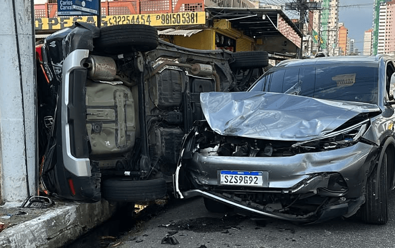 Acidente entre dois carros mobiliza populares no centro de Belém na tarde desta quinta (10)