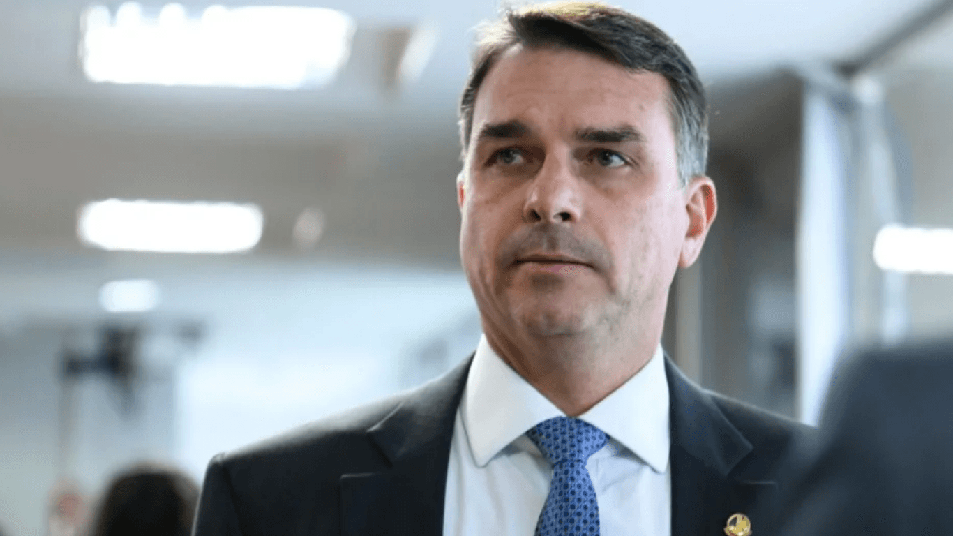 Defesa de Flávio Bolsonaro tenta quatro vezes levar investigação sobre filme “Dark Horse” para André Mendonça