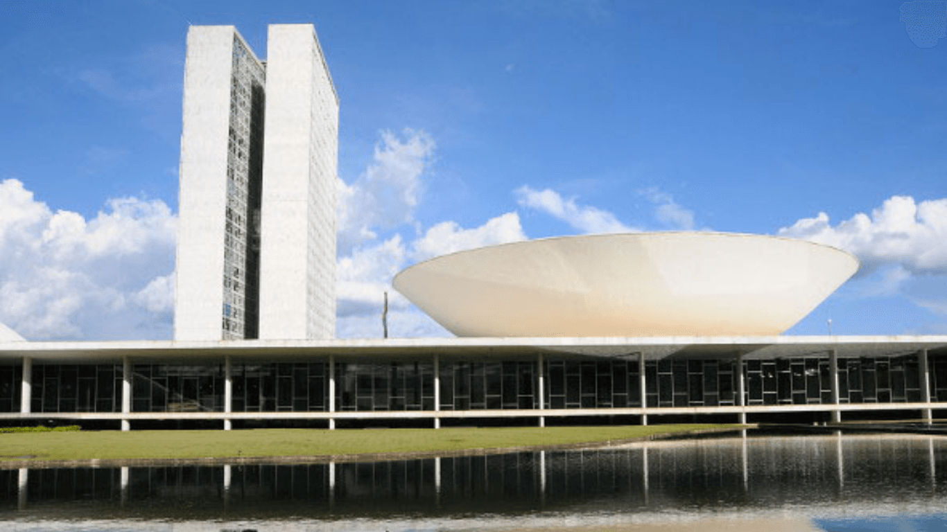 Concurso da Câmara dos Deputados terá mais de 150 vagas e salários de até R$ 30,8 mil