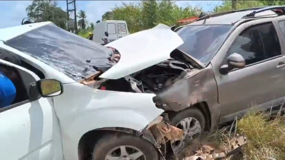 Carros colidem, deixam pessoas feridas e mobilizam resgate no km 17 da rodovia Castanhal-Curuçá