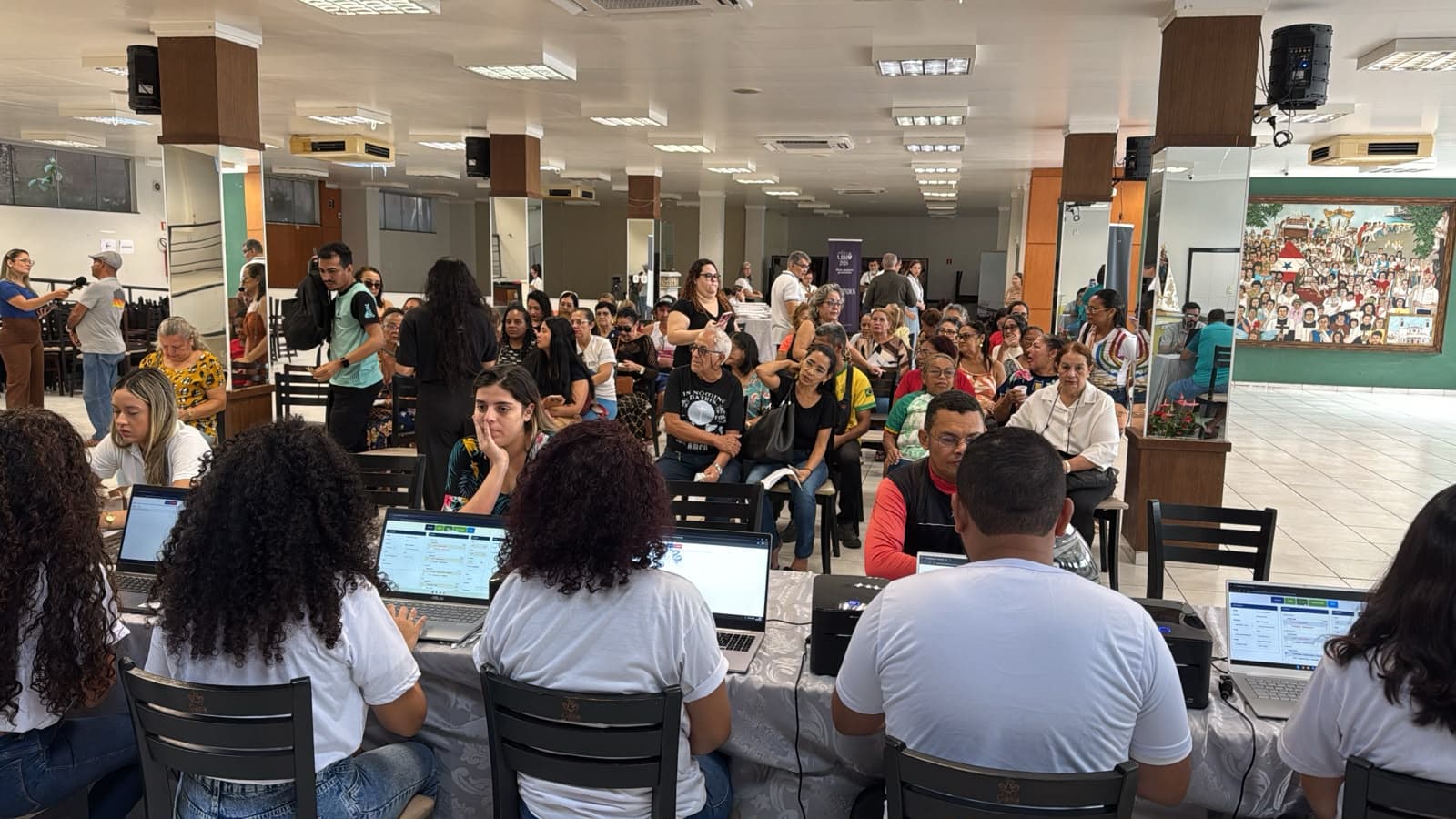 Retirada de ingressos gratuitos para a arquibancada segue até às 14h desta terça-feira (15)