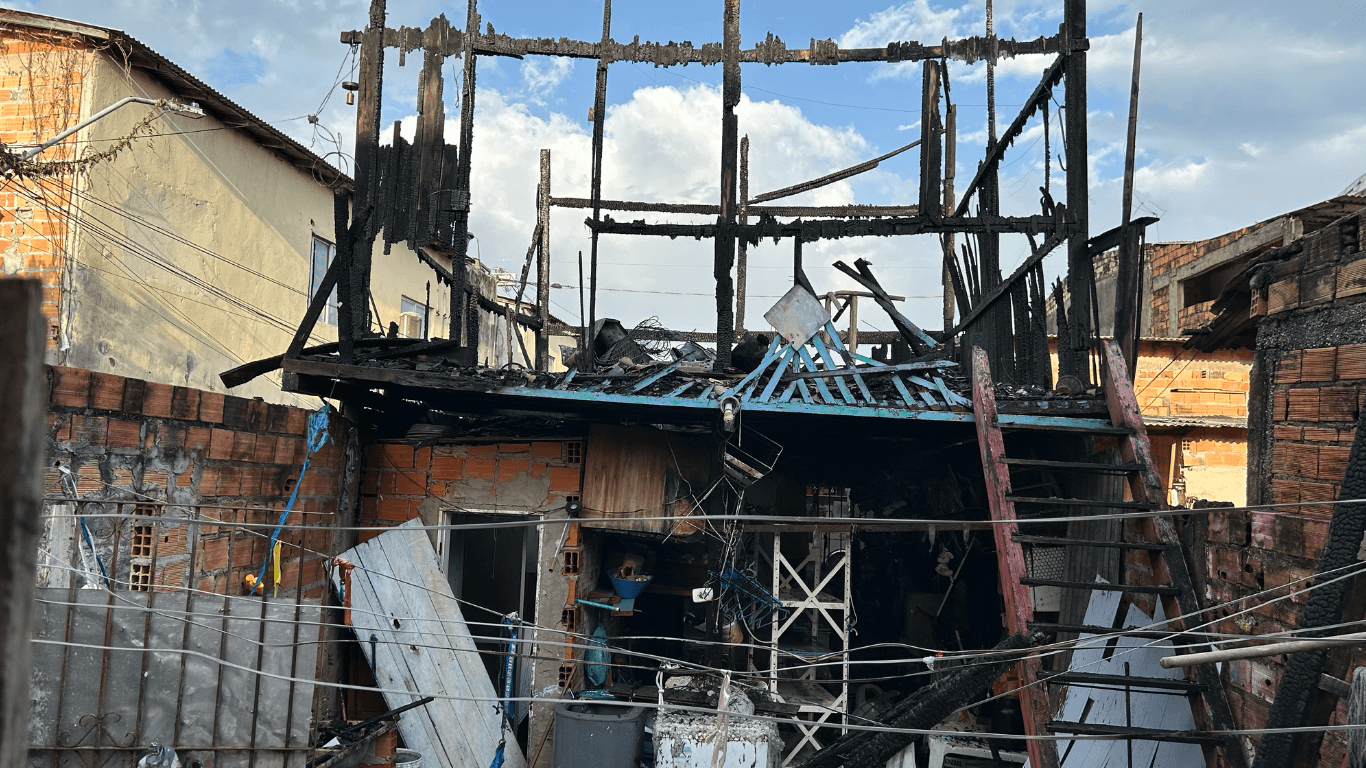 Incêndio destrói completamente casa no Guamá, em Belém