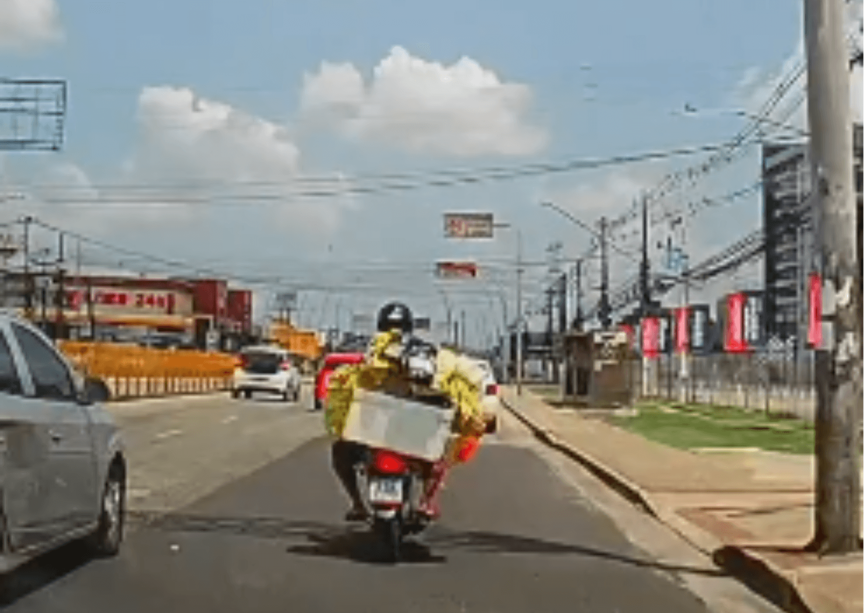Câmera flagra motociclista deixando encomendas caírem na avenida Augusto Montenegro