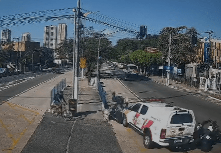Acidente entre viatura do Corpo de Bombeiros e motos do Samu é registrado na pista do BRT, em Belém