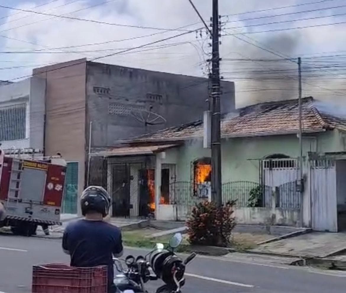 Vídeo: incêndio é registrado em residência em Castanhal e mobiliza Corpo de Bombeiros
