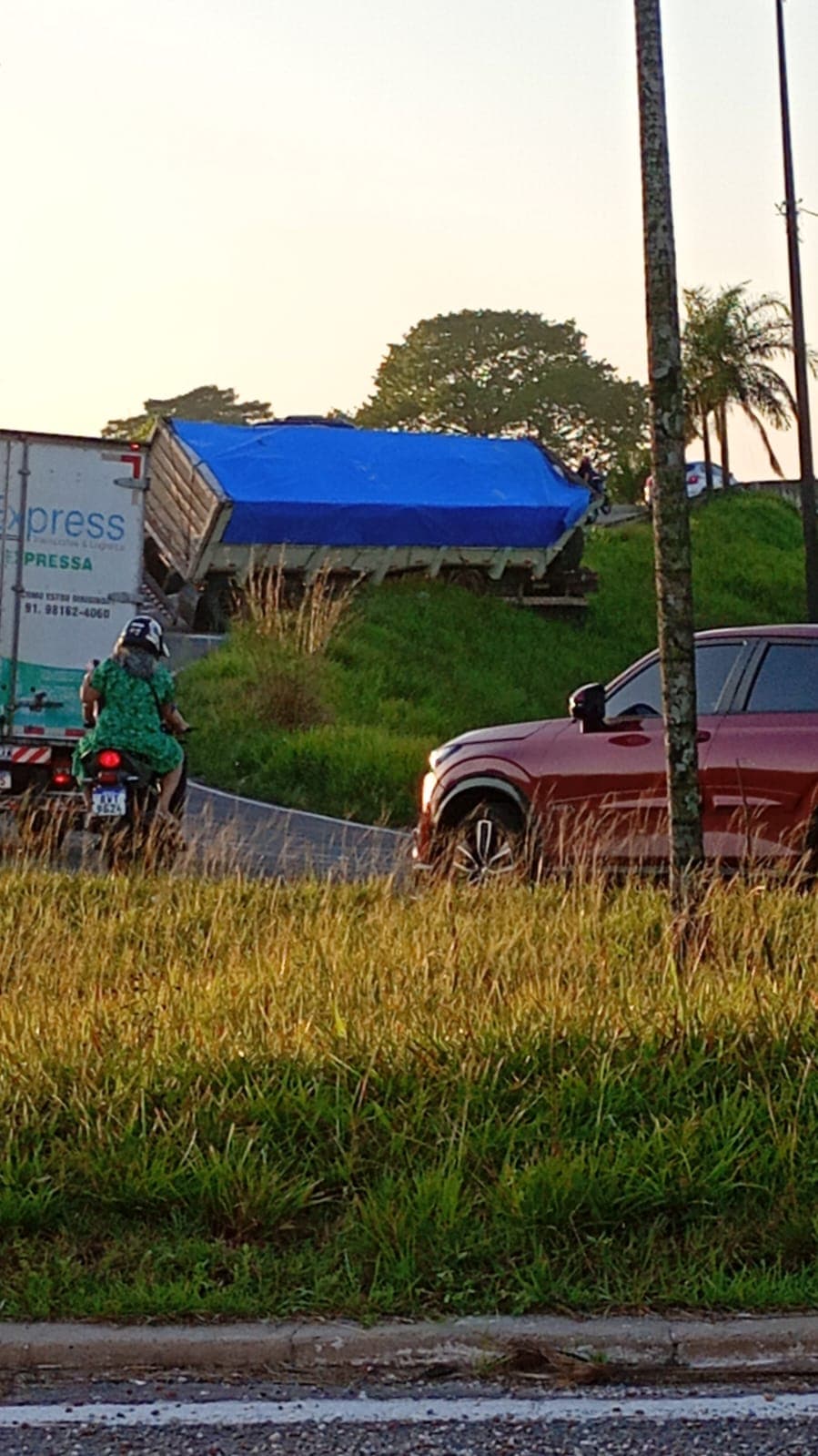 Vídeo: carreta bitrem tomba em elevado na BR-316 e deixa o trânsito lento nesta sexta, 18