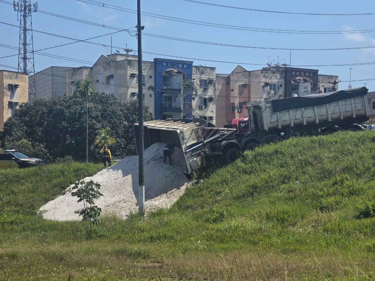 Trânsito na BR-316 fica congestionado após carreta tombar em elevado; Coordenador do Detran explica o que aconteceu
