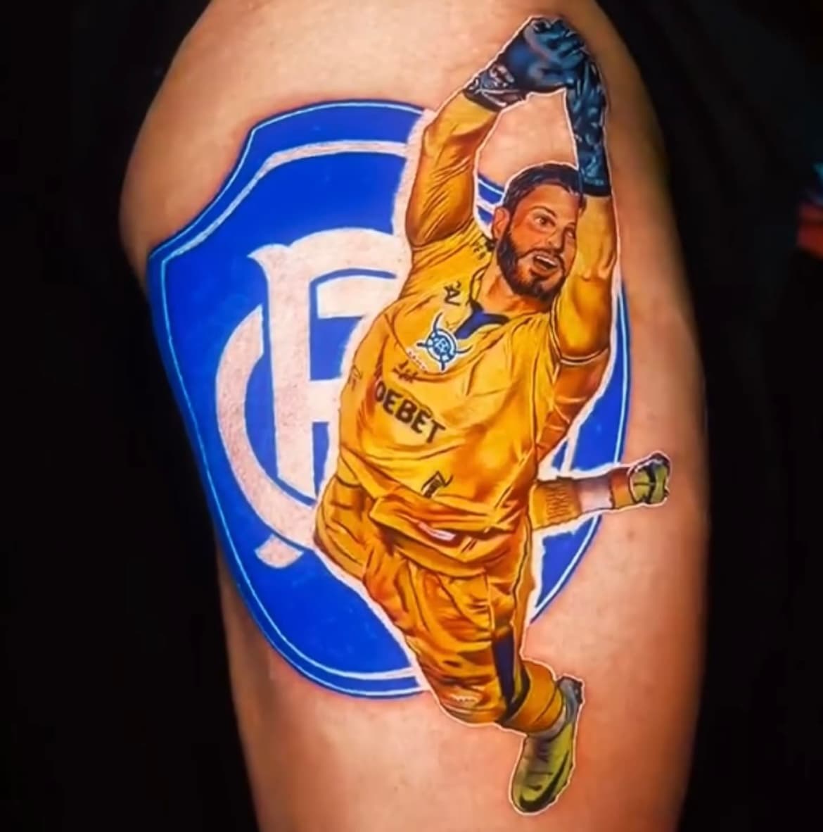 Torcedor do Remo tatua Marcelo Rangel na coxa após defesa histórica contra o Flamengo 