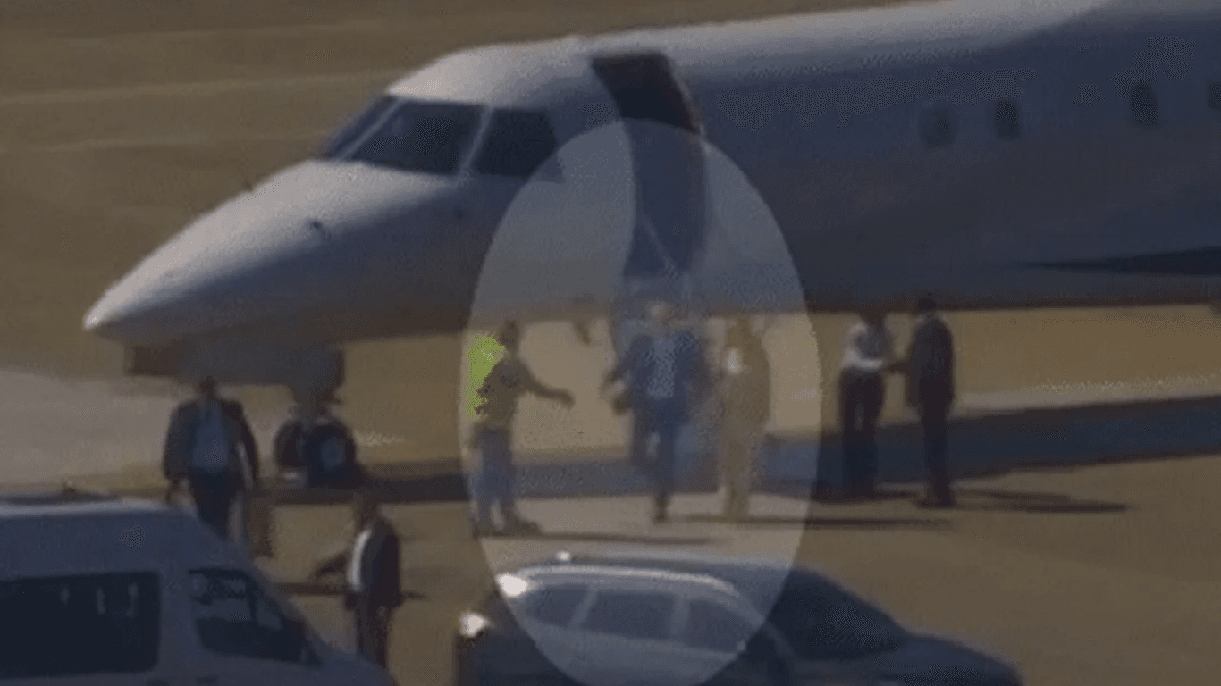 Vídeo mostra Alexandre de Moraes e esposa saindo do jatinho de Daniel Vorcaro