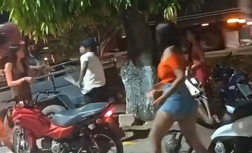 Vídeo: homem agride duas mulheres, sobe em residência para fugir de populares e é detido pela PM  