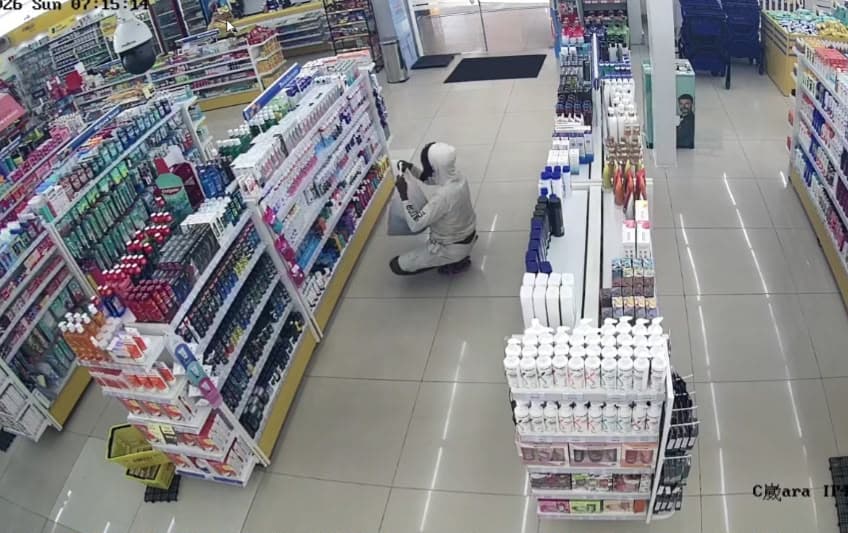 Câmeras flagram suspeito em tentativa ousada de furto em farmácia na Doca