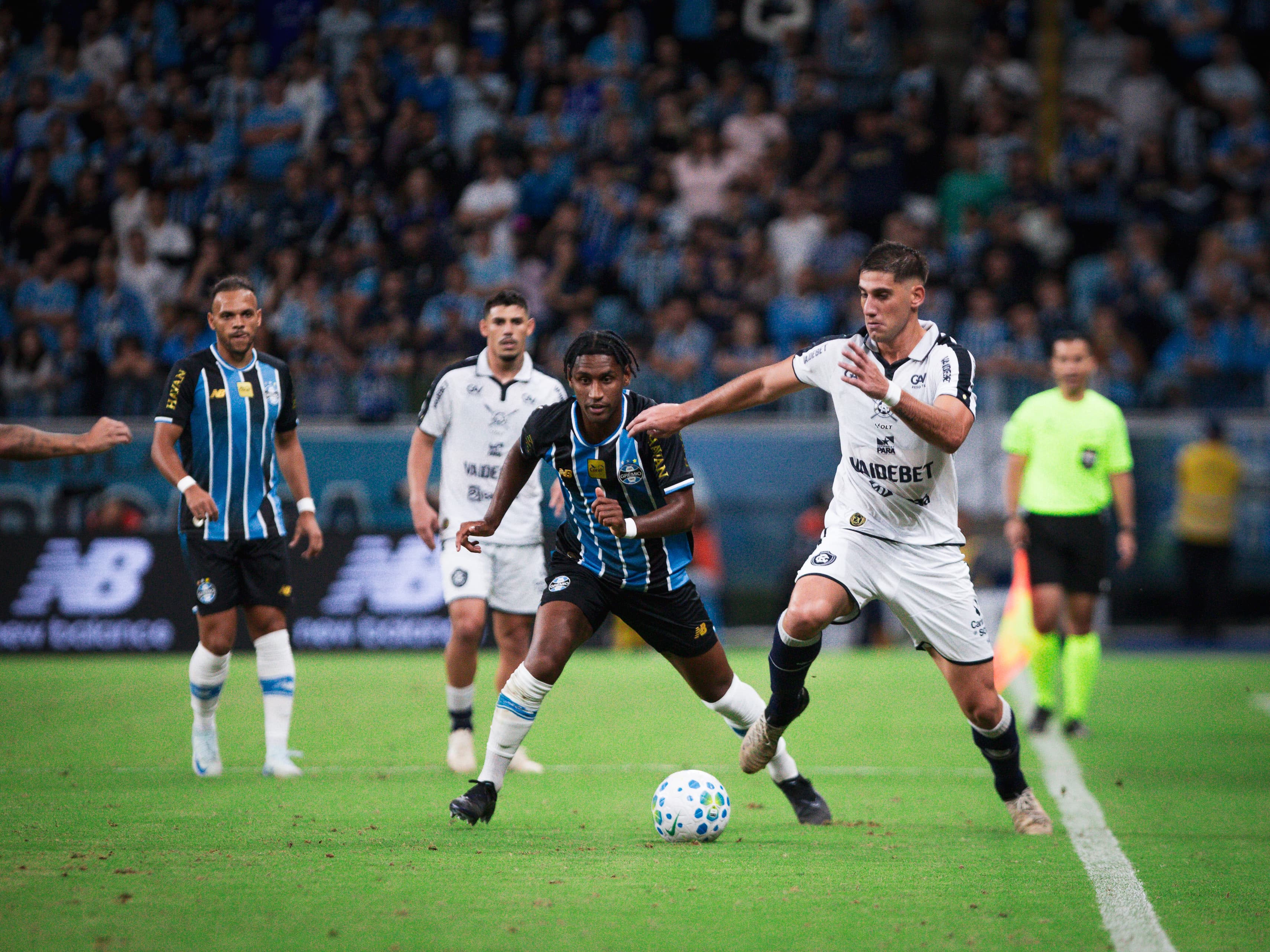 Grêmio perde dois titulares por suspensão para encarar o Remo em Belém