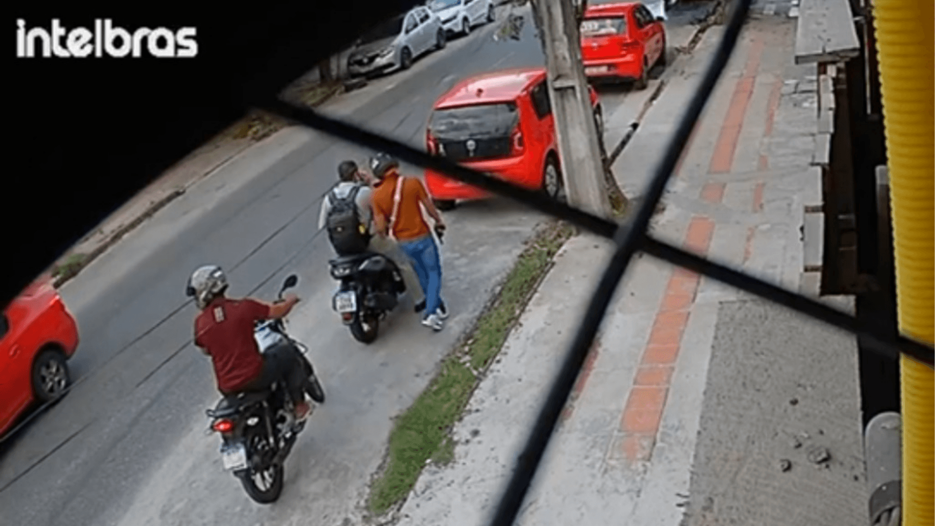 Câmeras flagram dupla armada assaltando motociclista e levando mochila no Guamá