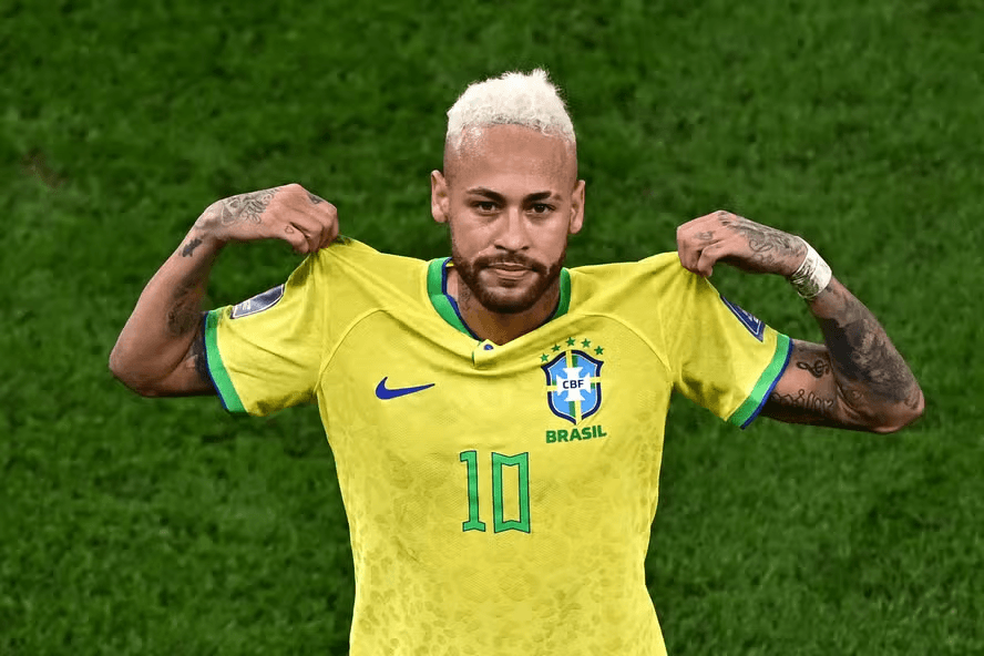 Neymar supera problemas físicos e deve estrear pelo Brasil nesta quarta em sua última Copa do Mundo