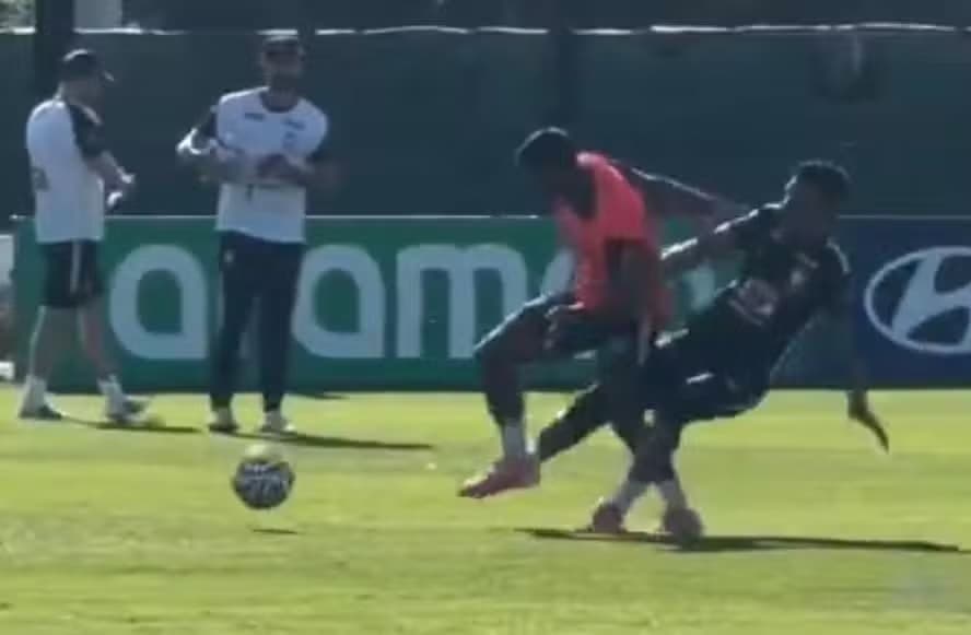 Endrick sofre entrada dura de Casemiro no segundo dia de treinos da seleção brasileira para Copa do Mundo de 2026