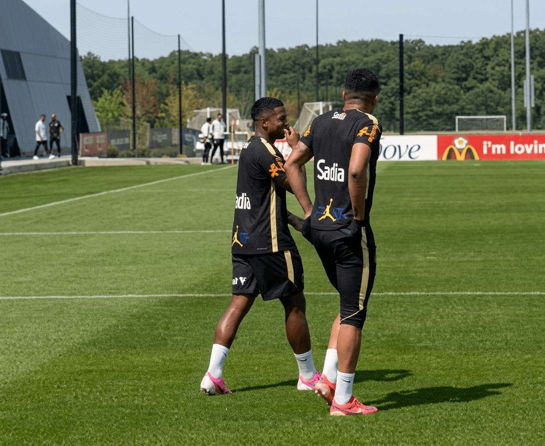 Após entrada dura em treino, Casemiro e Endrick entram descontraídos em atividade da Seleção
