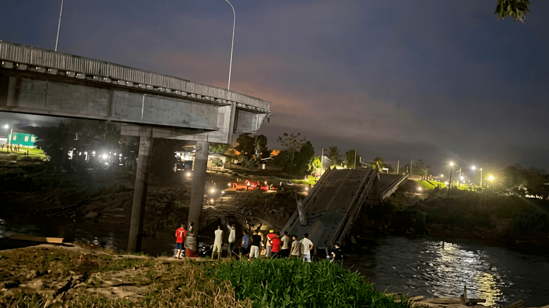 Ponte de R$ 36 milhões inaugurada há dois anos desaba no Acre; vídeo mostra o desabamento