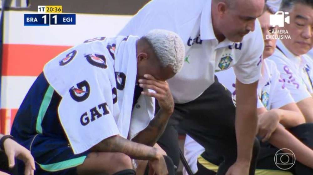 Preocupado com corte, Wesley chora no banco e Ancelotti aguarda exames médicos
