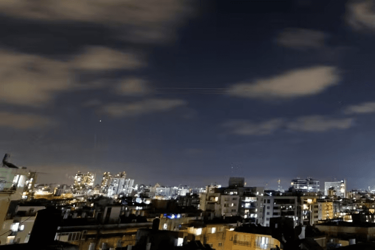 Irã dispara mísseis contra Israel pela primeira vez desde o cessar-fogo
