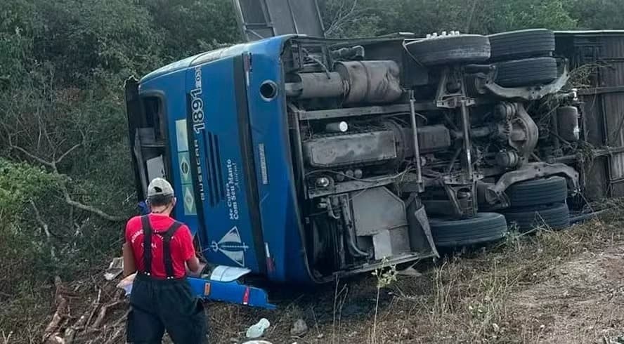 Motorista de ônibus que levava equipe de basquete disse que cochilou e depois culpou pista por acidente que matou sete jovens no Ceará