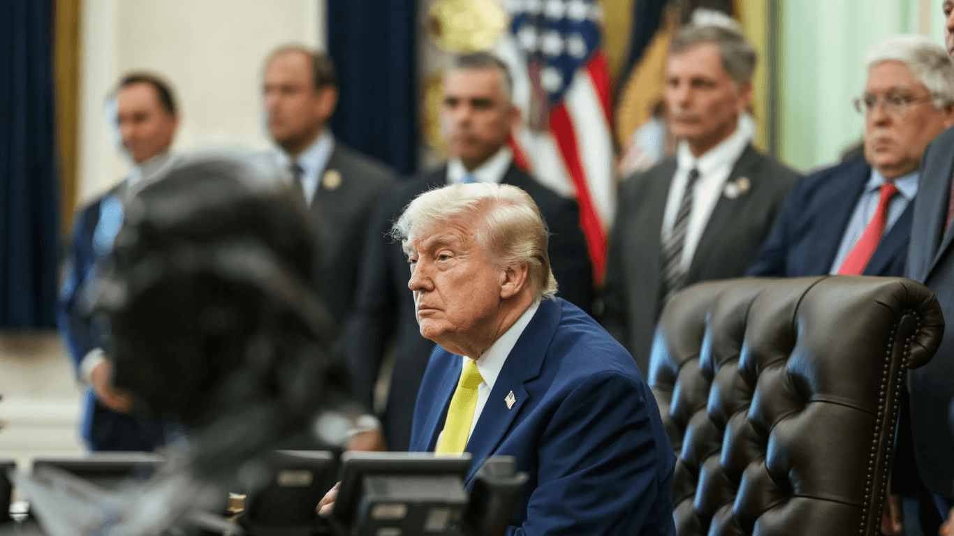 Trump afirma que navios retomaram travessia pelo Estreito de Ormuz após anúncio de acordo entre EUA e Irã