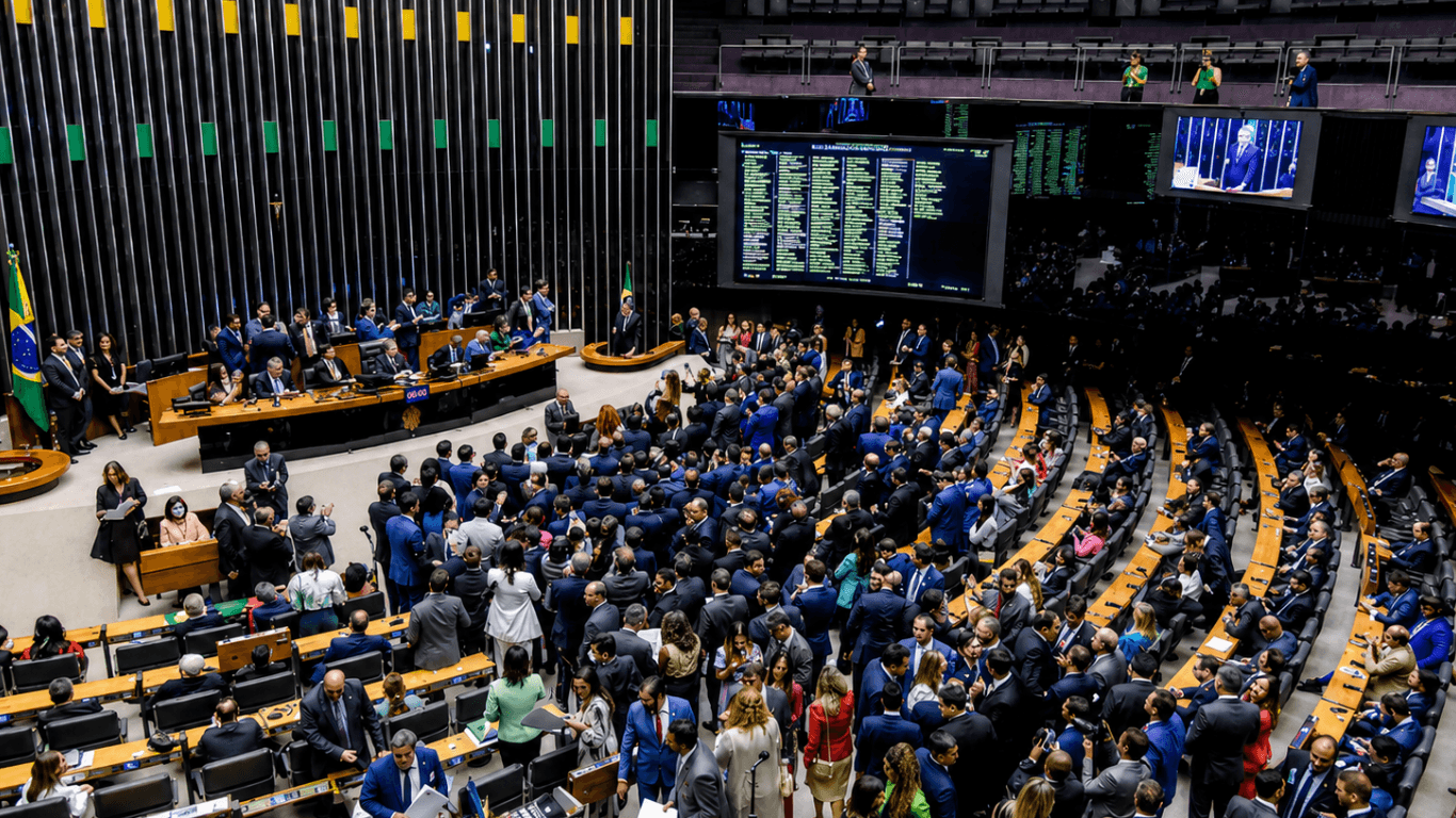 Câmara vota proposta que reduz jornada de trabalho para 40 horas semanais e acaba com escala 6x1