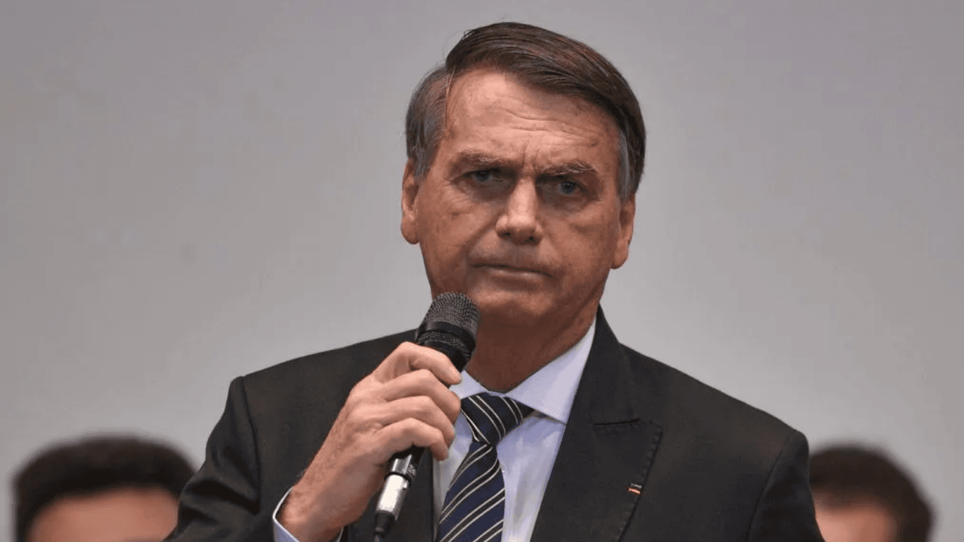 Polícia apreende arma de Jair Bolsonaro durante abordagem a militar do Exército no DF