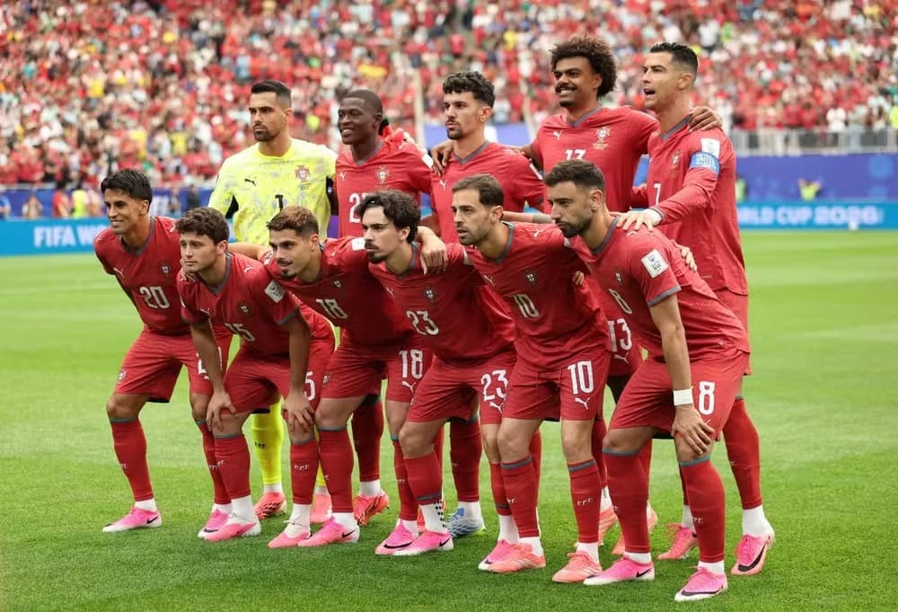 Jogadores de Portugal usam pulseiras brancas em homenagem a Diogo Jota; jogador é relembrado no telão